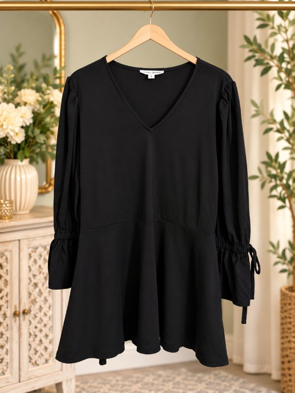 everyday JONES by Madeline Jones Black V-Neck Flare Sleeve Tunic Top M